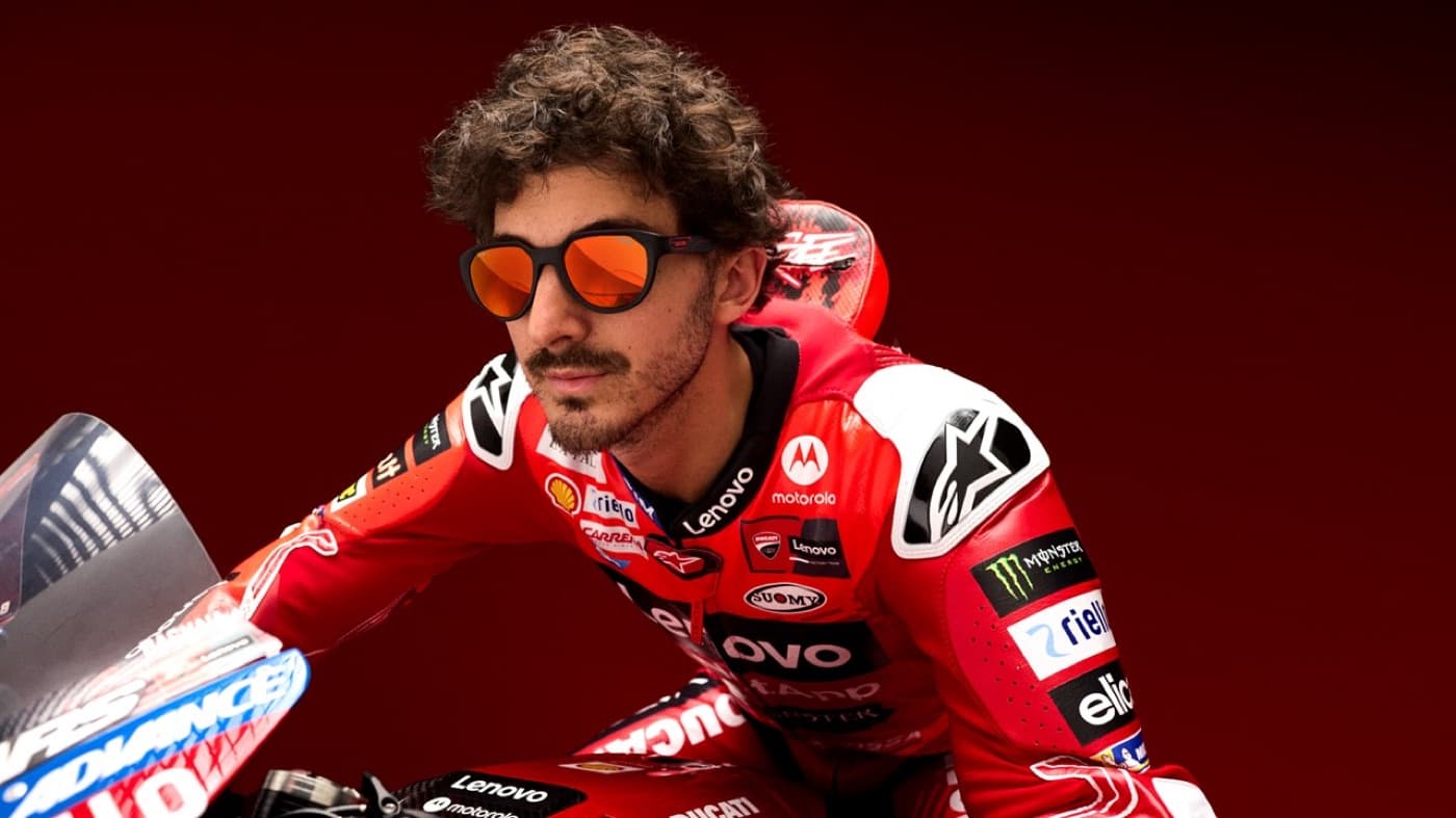 Carrera, con anteojos de la marca.