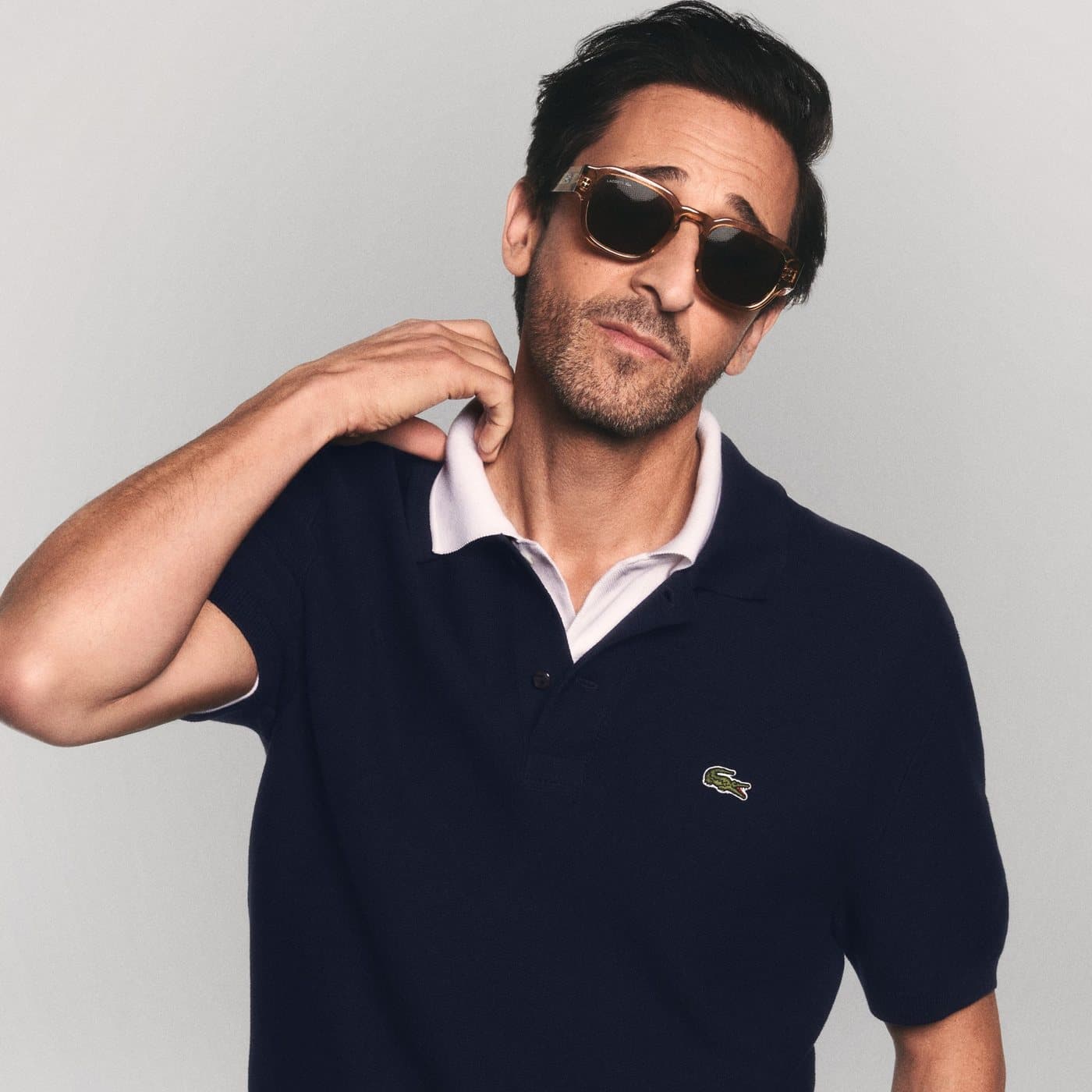 Lacoste, con anteojos de la marca.