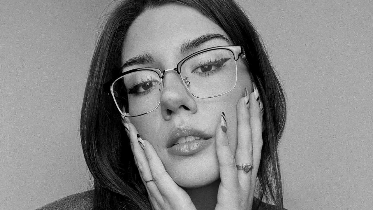 Campaña de Ópticas Goodwill: primer plano en blanco y negro de anteojos ópticos con montura al aire. El precio está en la ficha, no en esta foto.