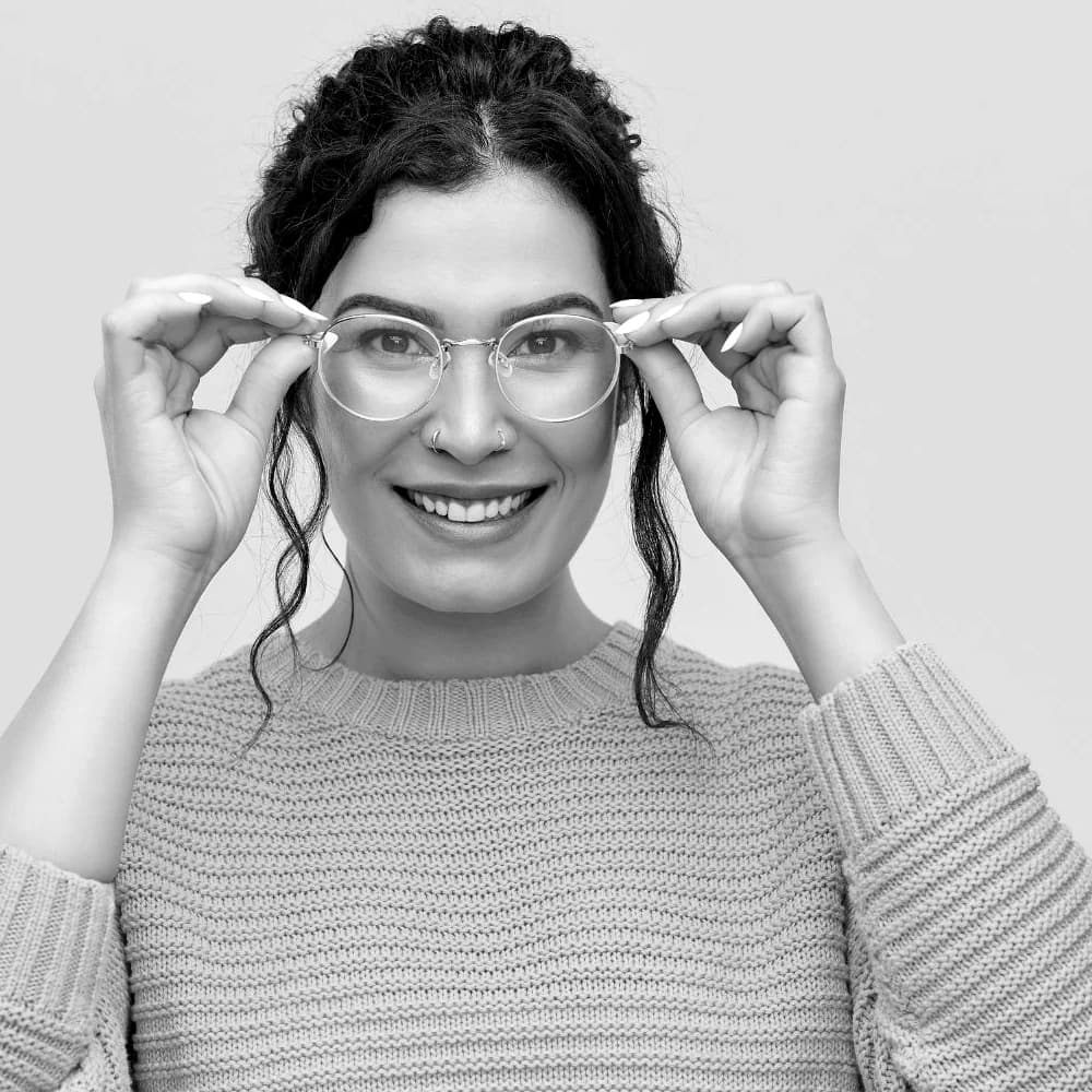 Campaña de anteojos ópticos con montura redonda, en blanco y negro. Ópticas Goodwill.