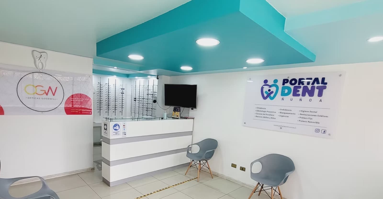 Interior del local: vitrina de Ópticas Goodwill y Clínica Portal Dent Ñuñoa, oficina 11.