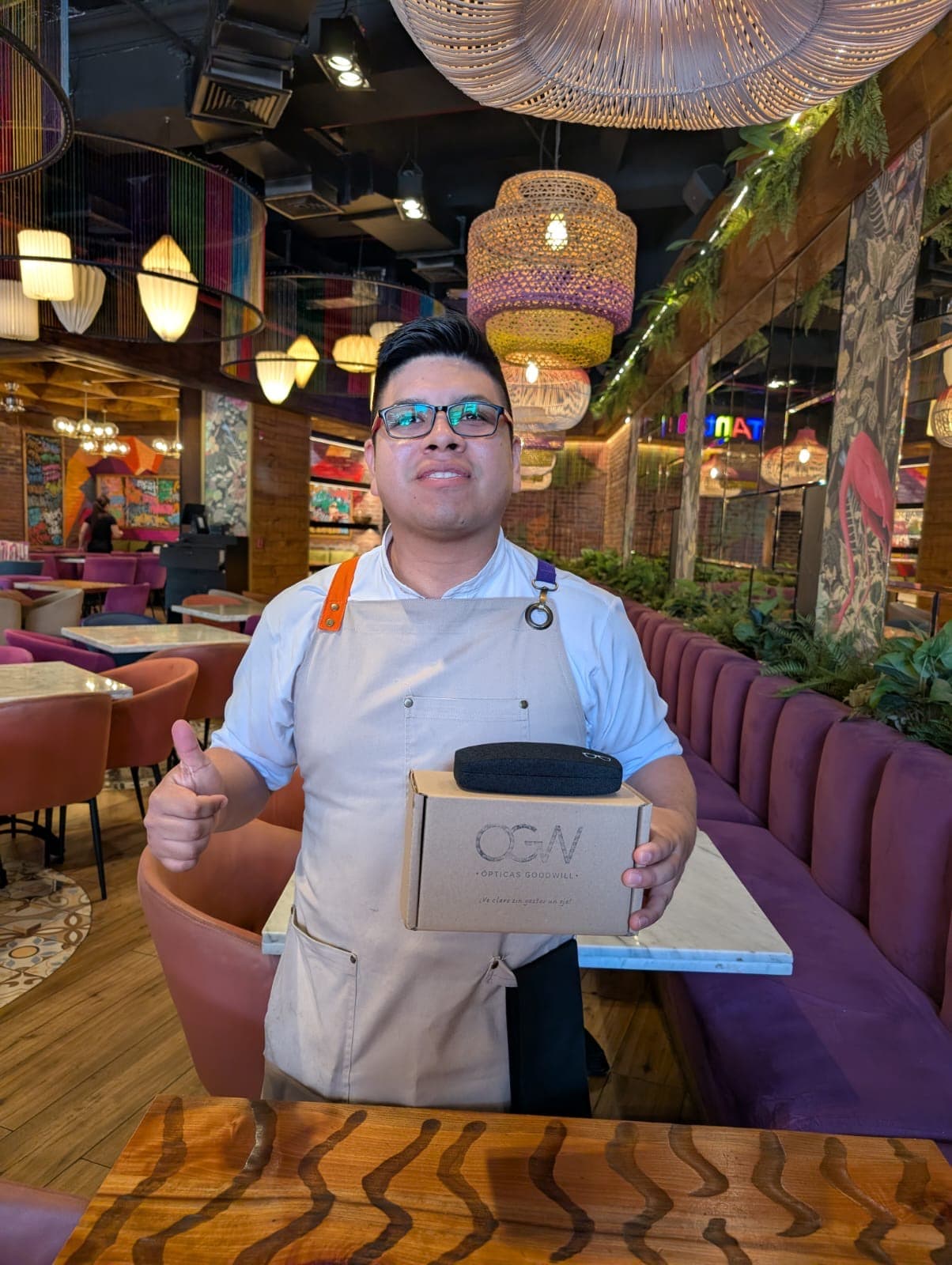 Entrega de anteojos Ópticas Goodwill después de un operativo.