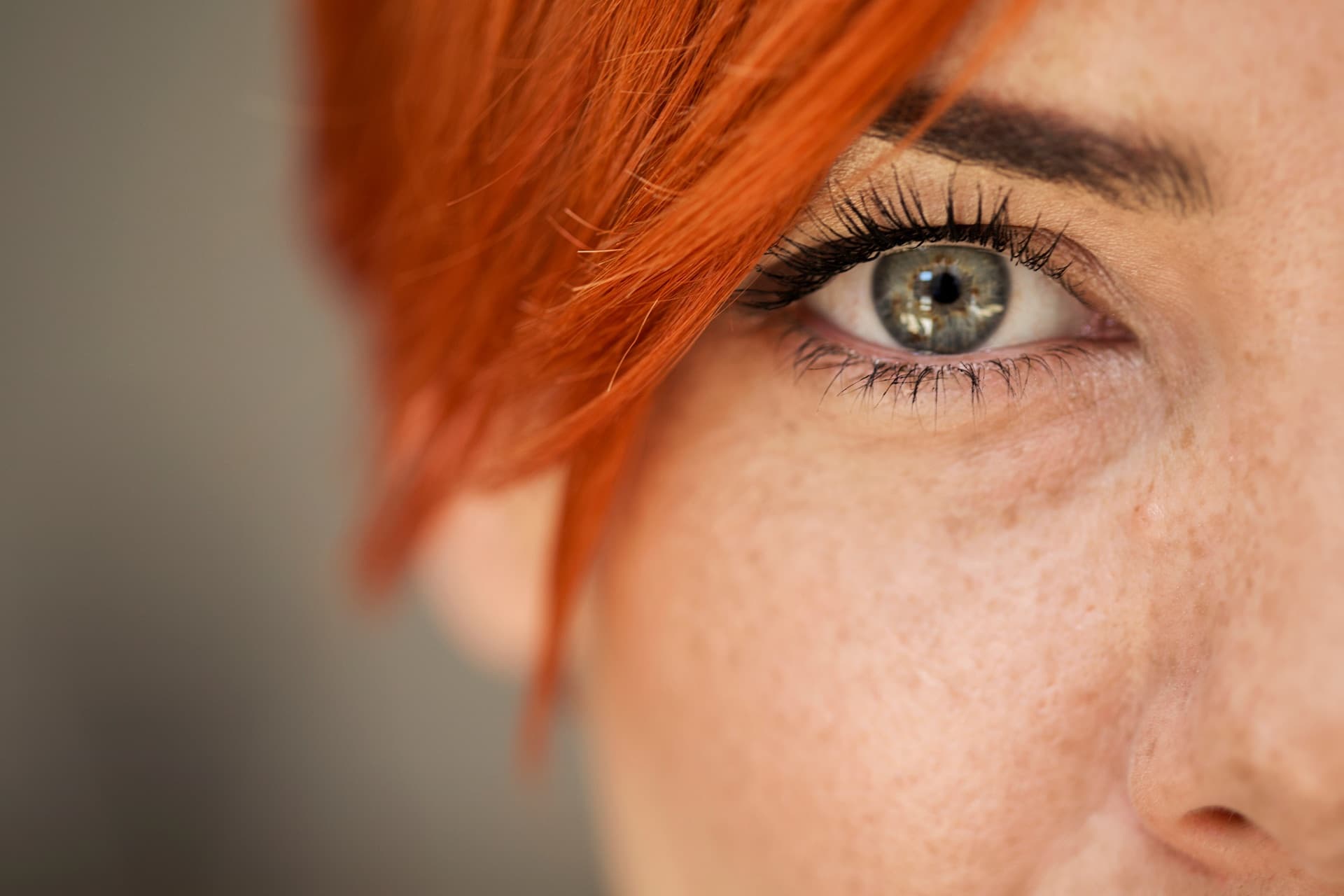 Primer plano de un ojo, la foto de portada de Ópticas Goodwill.