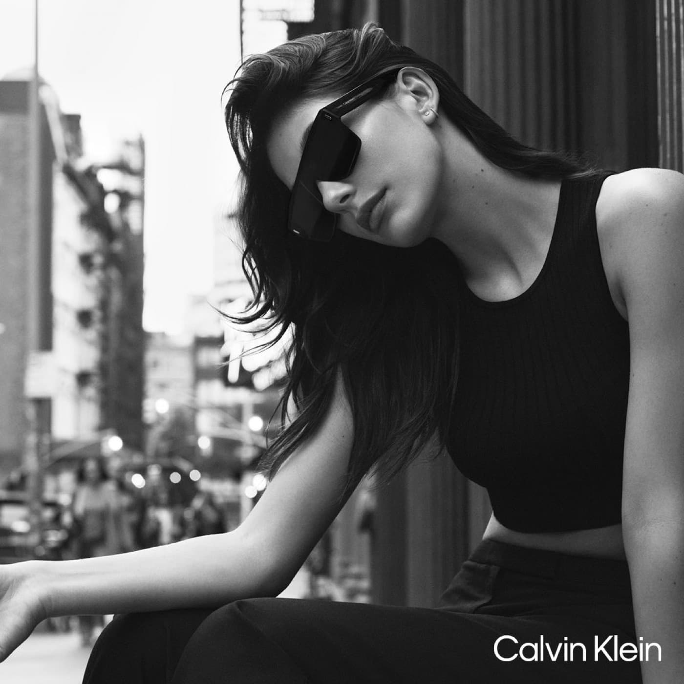 Calvin Klein, con anteojos de la marca.