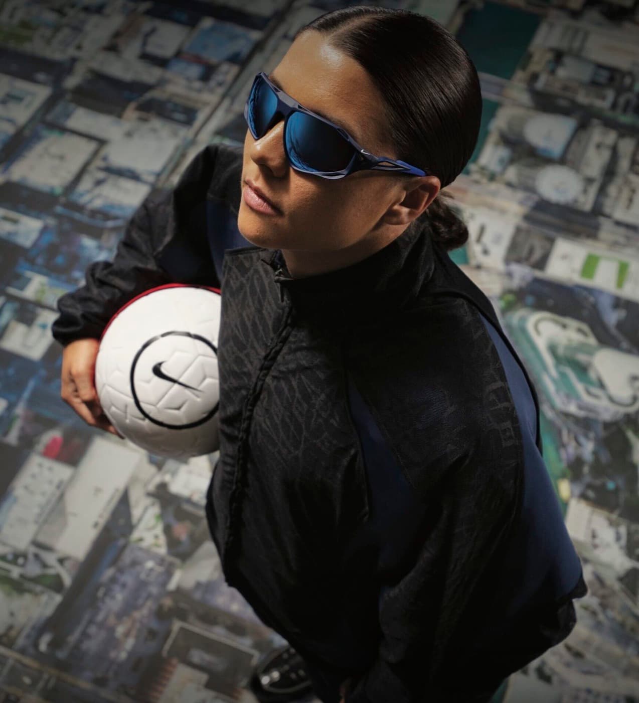 Nike, con anteojos de la marca.